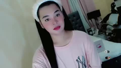 Snapshot of heatmusex_ chatting on 05/27/26, 06:32 Kylene3 online show from 05/27/26, 06:32