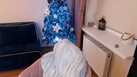 Snapshot of heaven_chloe chatting on 12/15/24, 10:37 Heaven girl online show from 12/15/24, 10:37