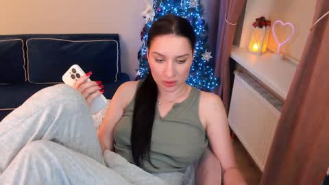 Snapshot of heaven_chloe chatting on 01/01/25, 03:46 Heaven girl online show from 01/01/25, 03:46