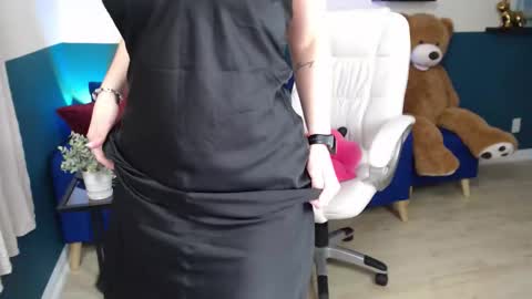 hebelongs2her online show from 11/06/25, 08:43