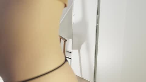 Snapshot of hee_jeen chatting on 12/11/24, 10:14 Jeen online show from 12/11/24, 10:14