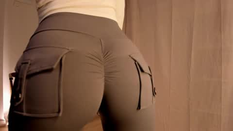 Snapshot of hee_jeen chatting on 12/29/24, 02:21 Jeen online show from 12/29/24, 02:21