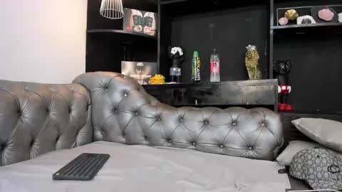 Snapshot of heellboy_ chatting on 11/19/25, 04:23 heellboy_ online show from 11/19/25, 04:23