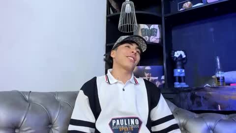 Snapshot of heellboy_ chatting on 11/20/25, 08:08 heellboy_ online show from 11/20/25, 08:08