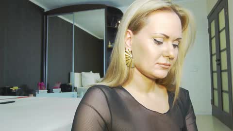 Snapshot of hefner_girl chatting on 01/19/25, 08:07 Helen online show from 01/19/25, 08:07