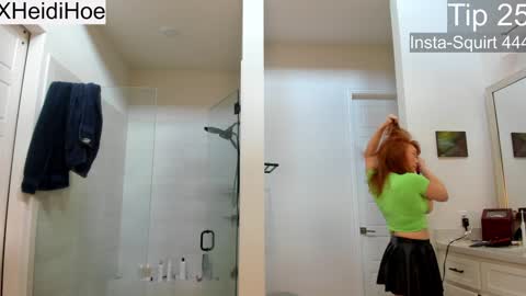 Snapshot of heidiandfriends chatting on 01/27/25, 06:31 Manyvids online show from 01/27/25, 06:31