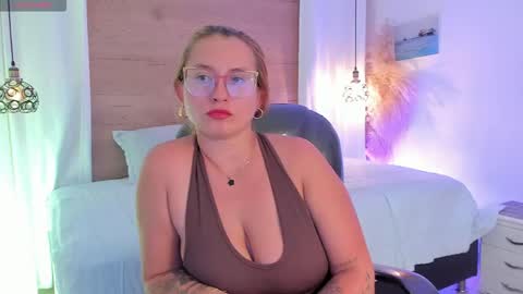 Snapshot of heidishayk chatting on 04/21/26, 07:17 ANTARA REY online show from 04/21/26, 07:17