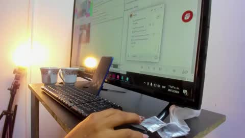 Snapshot of heleenhott_ chatting on 12/20/24, 04:25 hellen online show from 12/20/24, 04:25