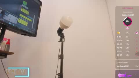 Snapshot of heleenhott_ chatting on 11/27/25, 12:35 hellen online show from 11/27/25, 12:35