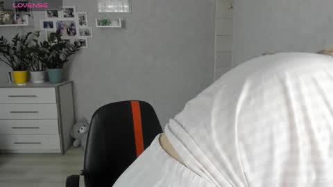 Snapshot of helen_angel_girl chatting on 09/15/25, 06:24 Helen sven online show from 09/15/25, 06:24