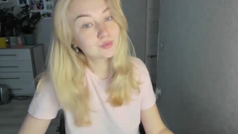 Snapshot of helen_angel_girl chatting on 10/18/25, 05:10 Helen sven online show from 10/18/25, 05:10