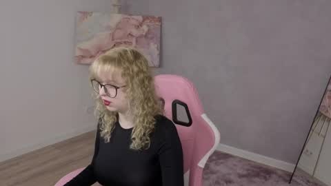 Snapshot of helen_carson chatting on 05/21/26, 04:19 Helen Carson online show from 05/21/26, 04:19
