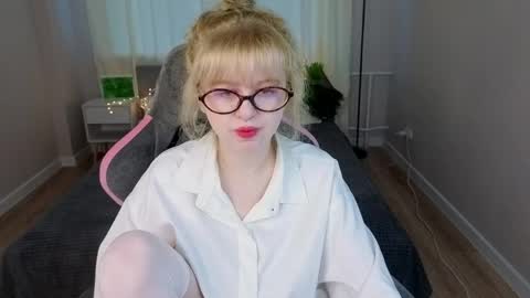 Snapshot of helen_carson chatting on 05/26/26, 12:17 Helen Carson online show from 05/26/26, 12:17