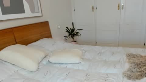 helena_hills online show from 11/08/25, 05:23