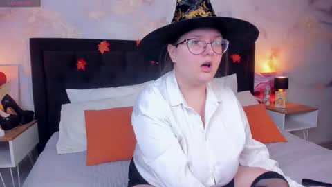 Snapshot of helendanvers chatting on 10/29/25, 10:06 helendanvers online show from 10/29/25, 10:06