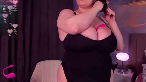 Snapshot of helendanvers chatting on 11/19/25, 03:23 helendanvers online show from 11/19/25, 03:23