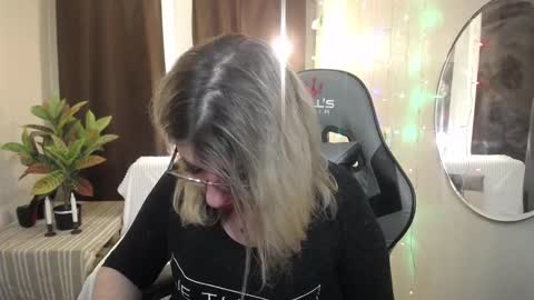 Snapshot of helenenigma chatting on 01/25/25, 05:18 helenenigma online show from 01/25/25, 05:18