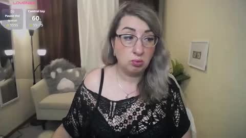 Snapshot of helenenigma chatting on 11/17/25, 07:19 helenenigma online show from 11/17/25, 07:19