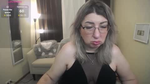 Snapshot of helenenigma chatting on 11/20/25, 07:46 helenenigma online show from 11/20/25, 07:46