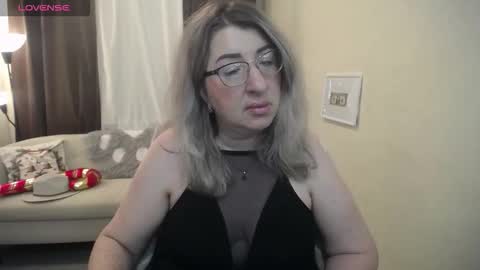 Snapshot of helenenigma chatting on 12/13/25, 07:53 helenenigma online show from 12/13/25, 07:53