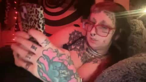 Snapshot of hell0kittyblood chatting on 12/19/25, 07:37 Bunnie Rotz online show from 12/19/25, 07:37