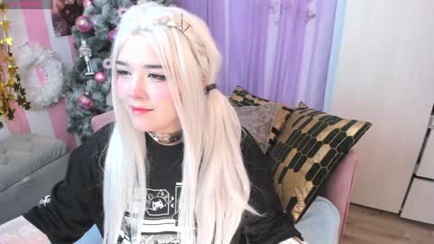 Snapshot of hell_fairy chatting on 12/04/24, 01:03 Laura online show from 12/04/24, 01:03