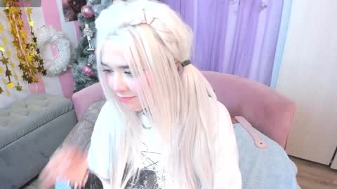 Snapshot of hell_fairy chatting on 12/05/24, 06:32 Laura online show from 12/05/24, 06:32