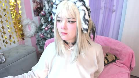 Snapshot of hell_fairy chatting on 12/11/24, 02:09 Laura online show from 12/11/24, 02:09