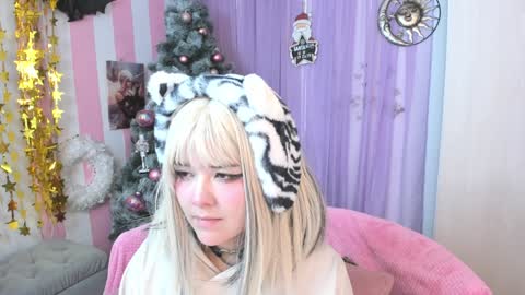 Snapshot of hell_fairy chatting on 12/11/24, 05:10 Laura online show from 12/11/24, 05:10