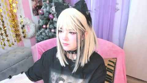 Snapshot of hell_fairy chatting on 01/10/25, 12:17 Laura online show from 01/10/25, 12:17