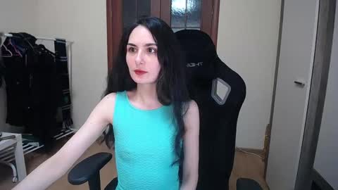 Snapshot of hella_helen chatting on 05/19/26, 04:13 Helen online show from 05/19/26, 04:13