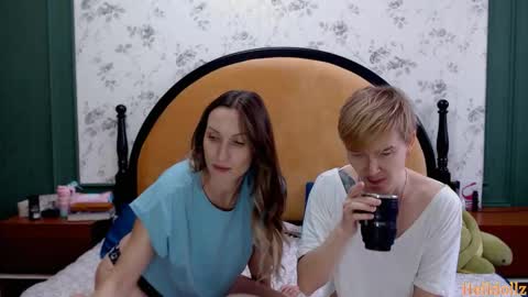 Snapshot of helldollz chatting on 12/17/25, 07:58 HellDollz online show from 12/17/25, 07:58