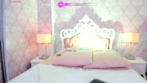 Snapshot of hellencute18_ chatting on 07/18/26, 11:03 online show from 07/18/26, 11:03