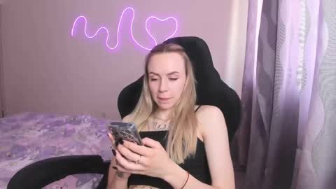 Snapshot of hello_kittykk chatting on 06/05/26, 02:45 Lisa online show from 06/05/26, 02:45