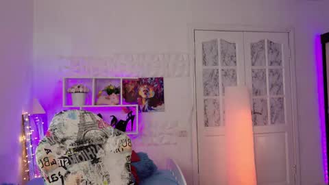 Alisia  Monday to Friday from 10 am to 4 pm GMT 2 online show from 03/11/25, 10:18