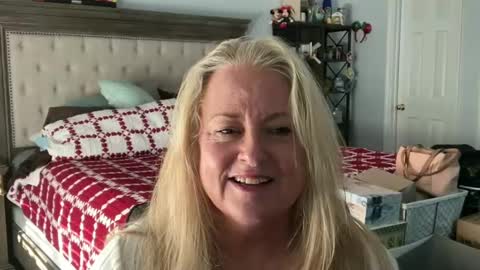 Snapshot of helloimhunny chatting on 01/09/25, 08:44 Hunnys Hive online show from 01/09/25, 08:44