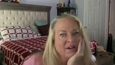 Snapshot of helloimhunny chatting on 01/20/25, 08:18 Hunnys Hive online show from 01/20/25, 08:18