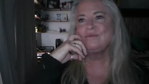 Snapshot of helloimhunny chatting on 02/24/25, 08:25 Hunnys Hive online show from 02/24/25, 08:25