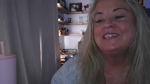 Snapshot of helloimhunny chatting on 02/25/25, 09:13 Hunnys Hive online show from 02/25/25, 09:13