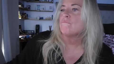 Snapshot of helloimhunny chatting on 02/27/25, 09:14 Hunnys Hive online show from 02/27/25, 09:14