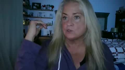 Snapshot of helloimhunny chatting on 03/11/25, 11:26 Hunnys Hive online show from 03/11/25, 11:26