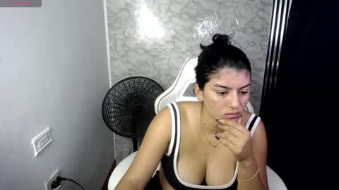 helloo_kityy25 online show from 01/07/26, 04:04