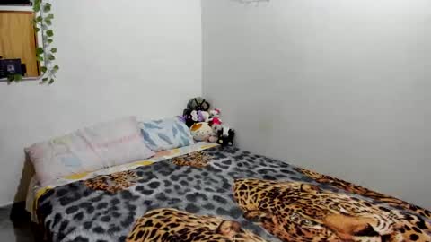 helokitkat online show from 11/19/25, 04:34