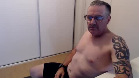 Snapshot of hempie1973 chatting on 11/12/25, 06:47 hempie1973 online show from 11/12/25, 06:47