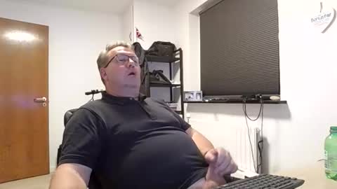 henrikrp1971 online show from 10/03/25, 10:07