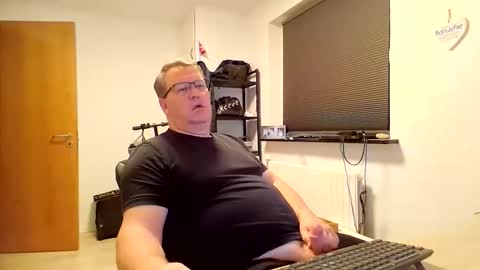 henrikrp1971 online show from 10/18/25, 07:58