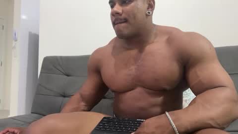 Snapshot of henrimusclee chatting on 01/14/25, 12:11 Henri online show from 01/14/25, 12:11