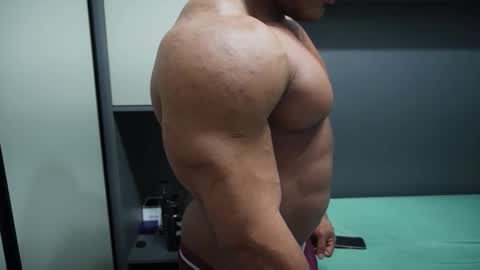 Snapshot of henrimusclee chatting on 09/26/25, 12:47 Henri online show from 09/26/25, 12:47