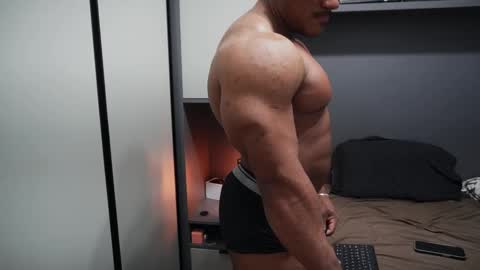 Snapshot of henrimusclee chatting on 10/04/25, 10:08 Henri online show from 10/04/25, 10:08