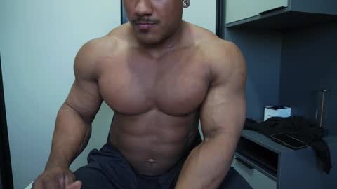 Snapshot of henrimusclee chatting on 10/22/25, 09:03 Henri online show from 10/22/25, 09:03